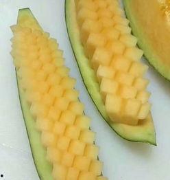 蜜瓜中间怎么切方便吃视频,轻松美味，一招搞定