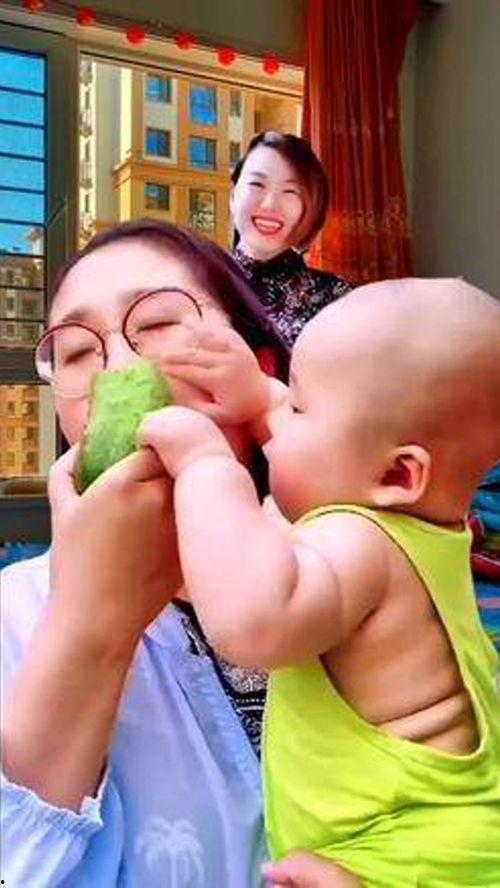 吃瓜老太搞笑视频,带你领略欢乐时光