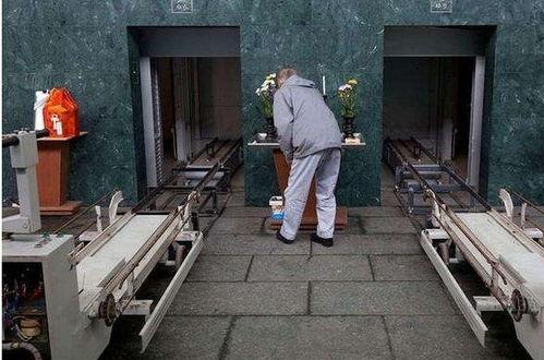 火葬场吃瓜的视频真实,揭秘现场真实画面