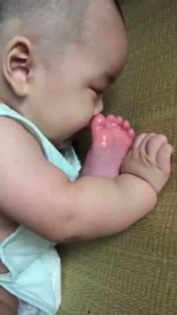 宝宝吃瓜啃猪蹄视频播放,吃瓜啃猪蹄萌化网友心