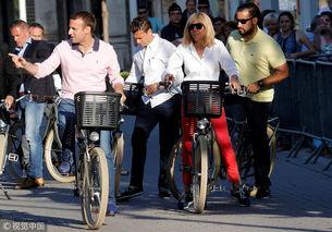 骑自行车群众吃瓜视频,趣味视频走红网络