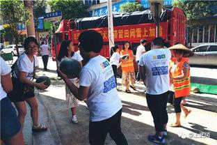 路边吃瓜群众人群视频,揭秘路边吃瓜群众的欢乐时光